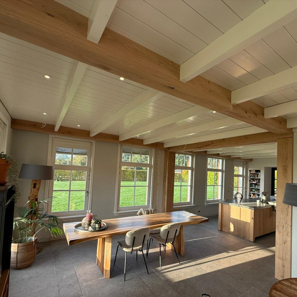 Gebinten in woon- eetkamer